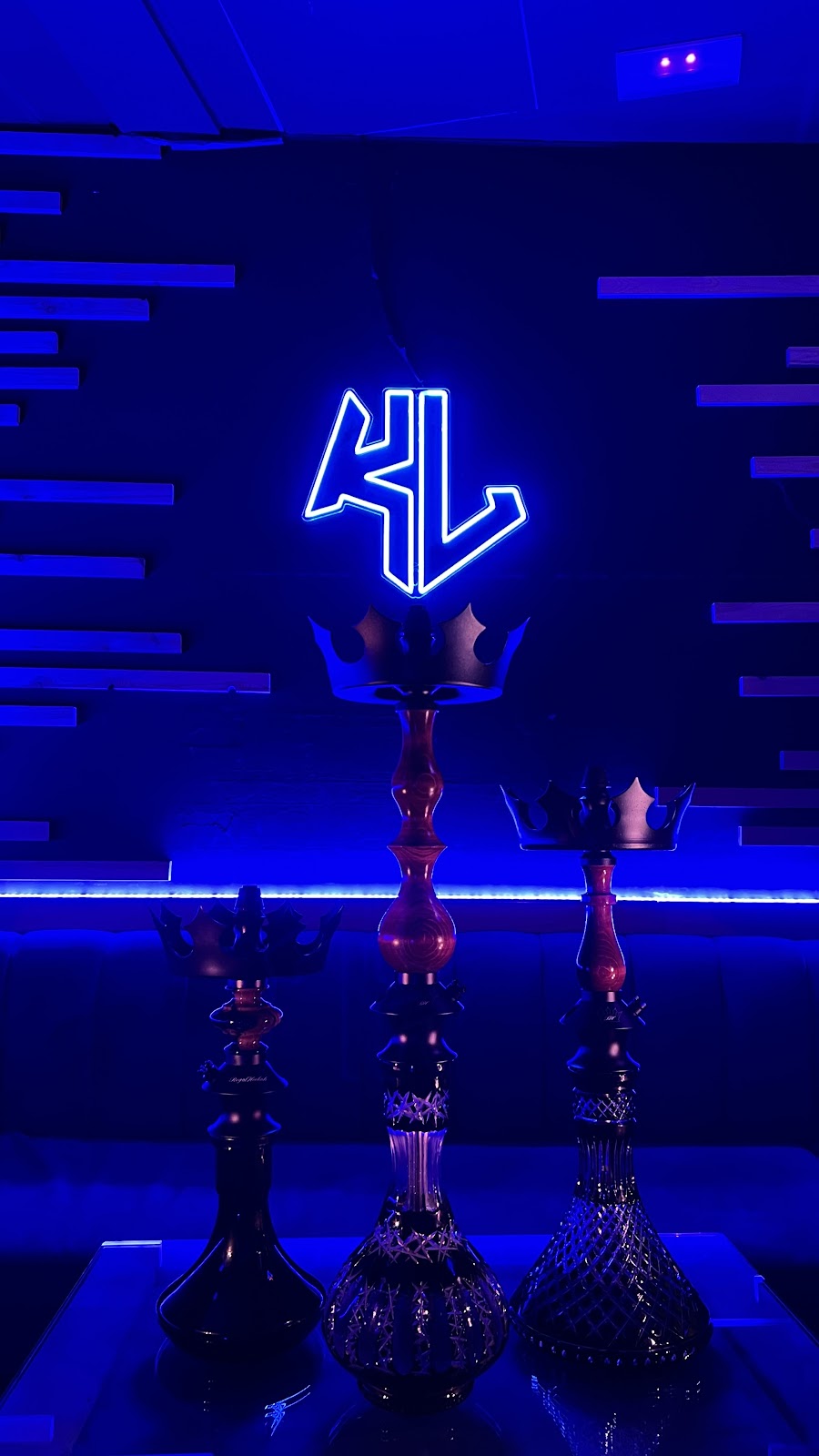 𝙆𝘼𝙇𝘼𝙎 𝙇𝙊𝙐𝙉𝙂𝙀 / 𝙎𝙃𝙄𝙎𝙃𝘼 𝘽𝘼𝙍 𝙔 𝘾𝙊𝘾𝙏𝙀𝙇𝙀𝙎