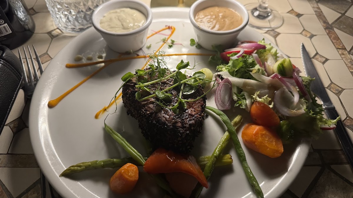 Amigos Bar and Bistro - Foto 3