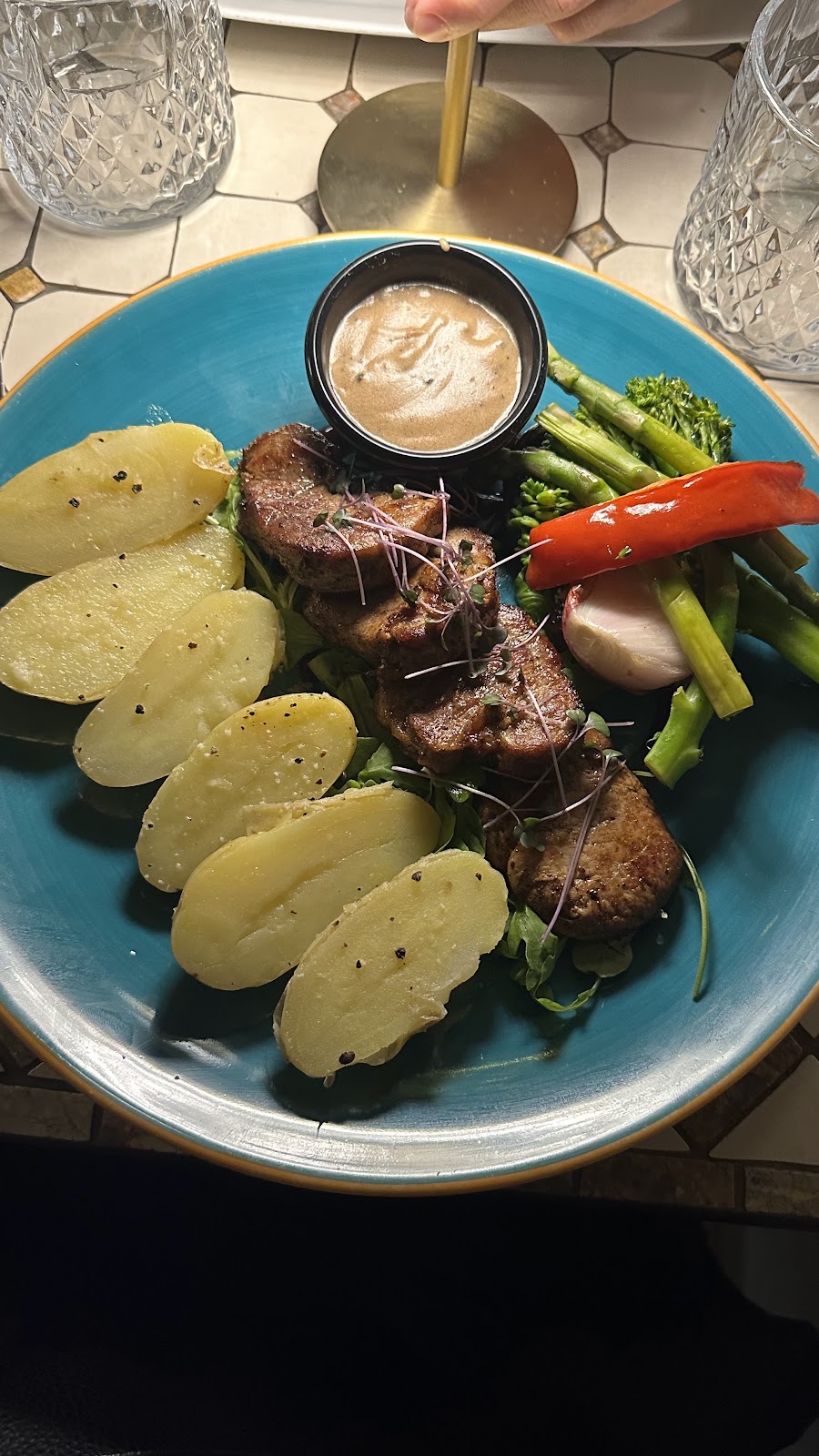 Amigos Bar and Bistro - Foto 5