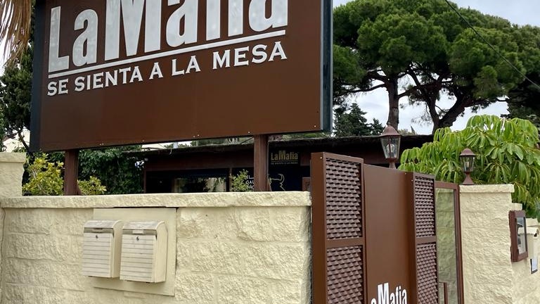La Famiglia se sienta a la mesa - Foto 1