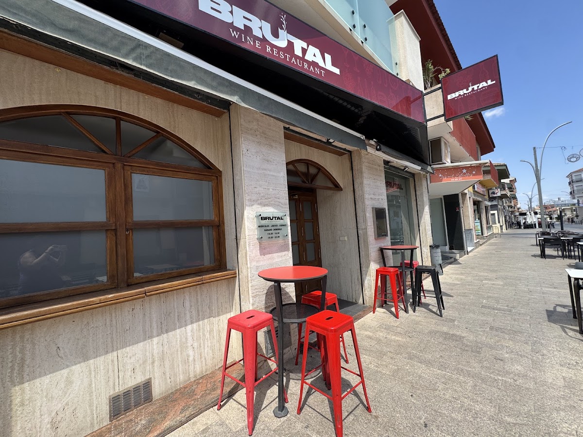 Brutal Wine Restaurant - Foto 1