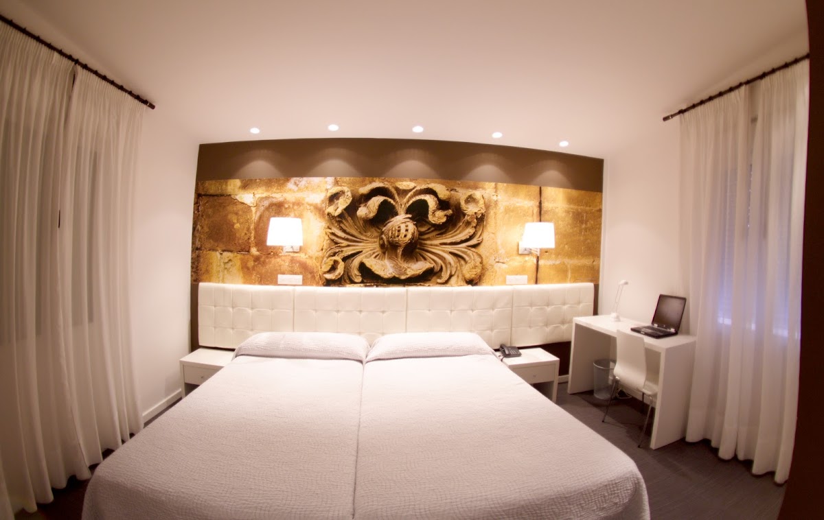 Hotel Villa Sonsierra - Horario atención telefónica de 9:00 a 21:00h. - Foto 2