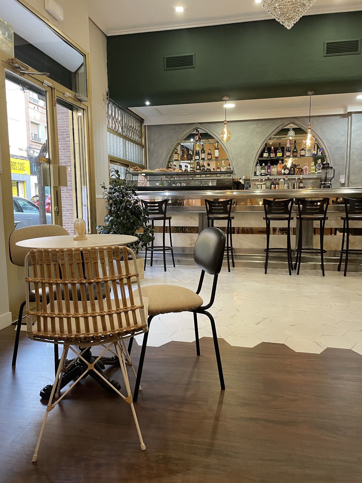 Cozy chic café