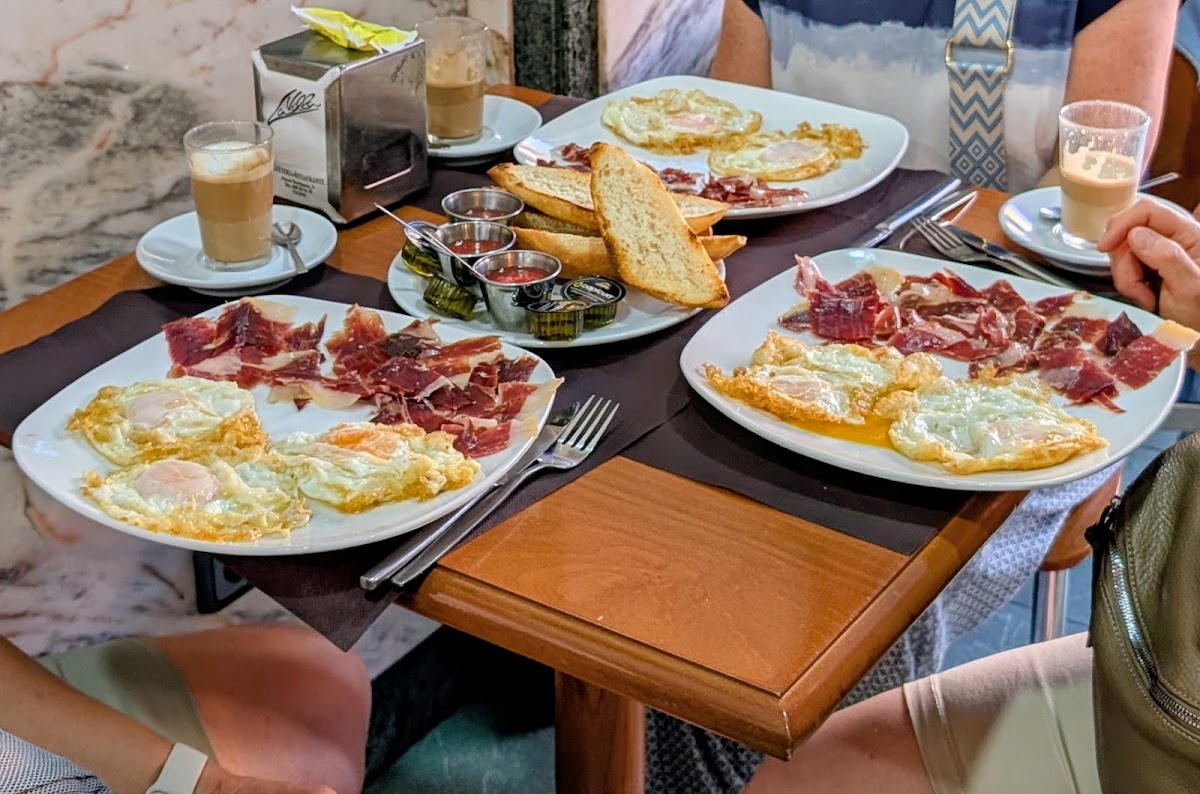 Cafetería Restaurante La Villa - Foto 3