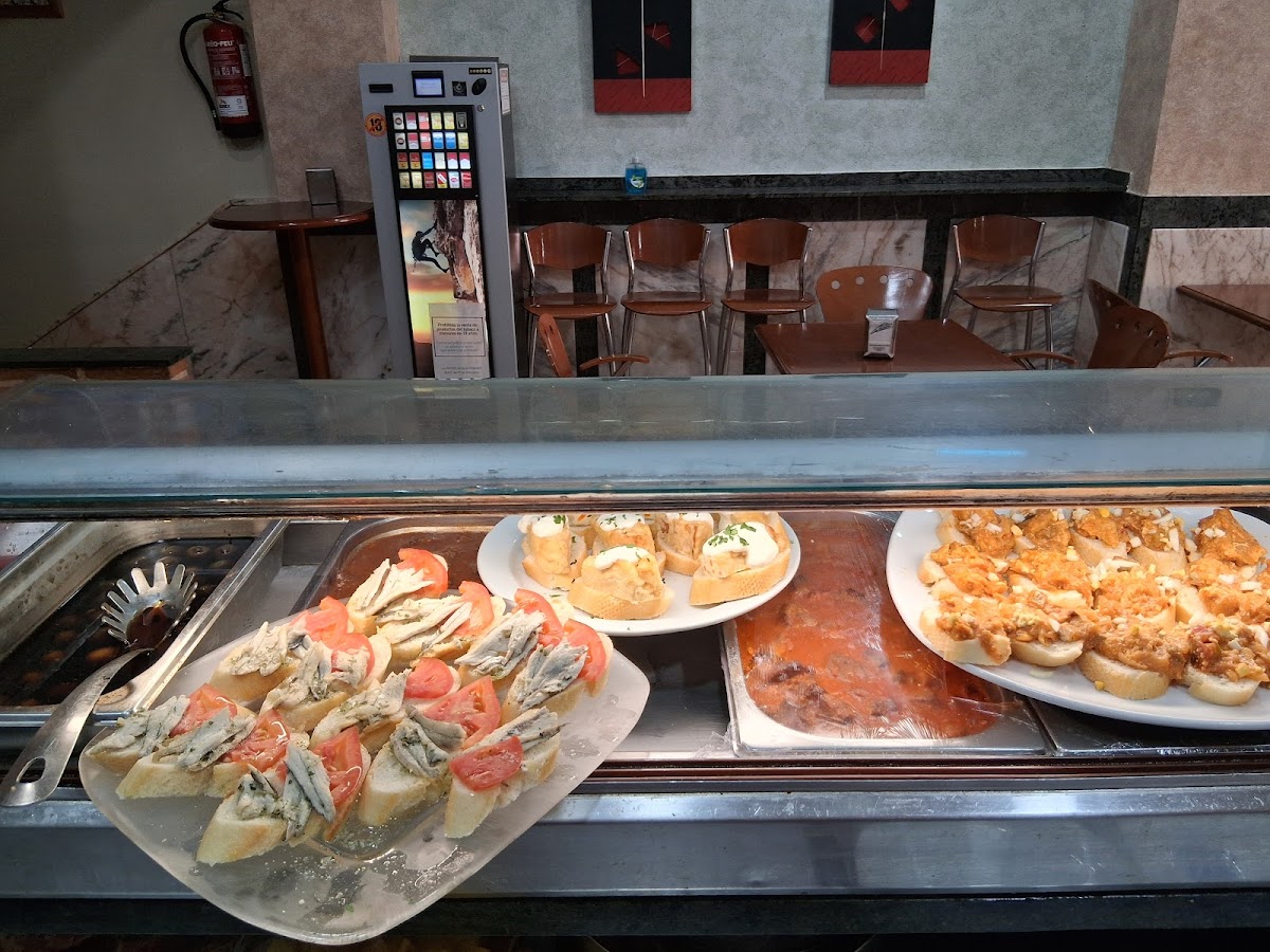 Cafetería Restaurante La Villa - Foto 5