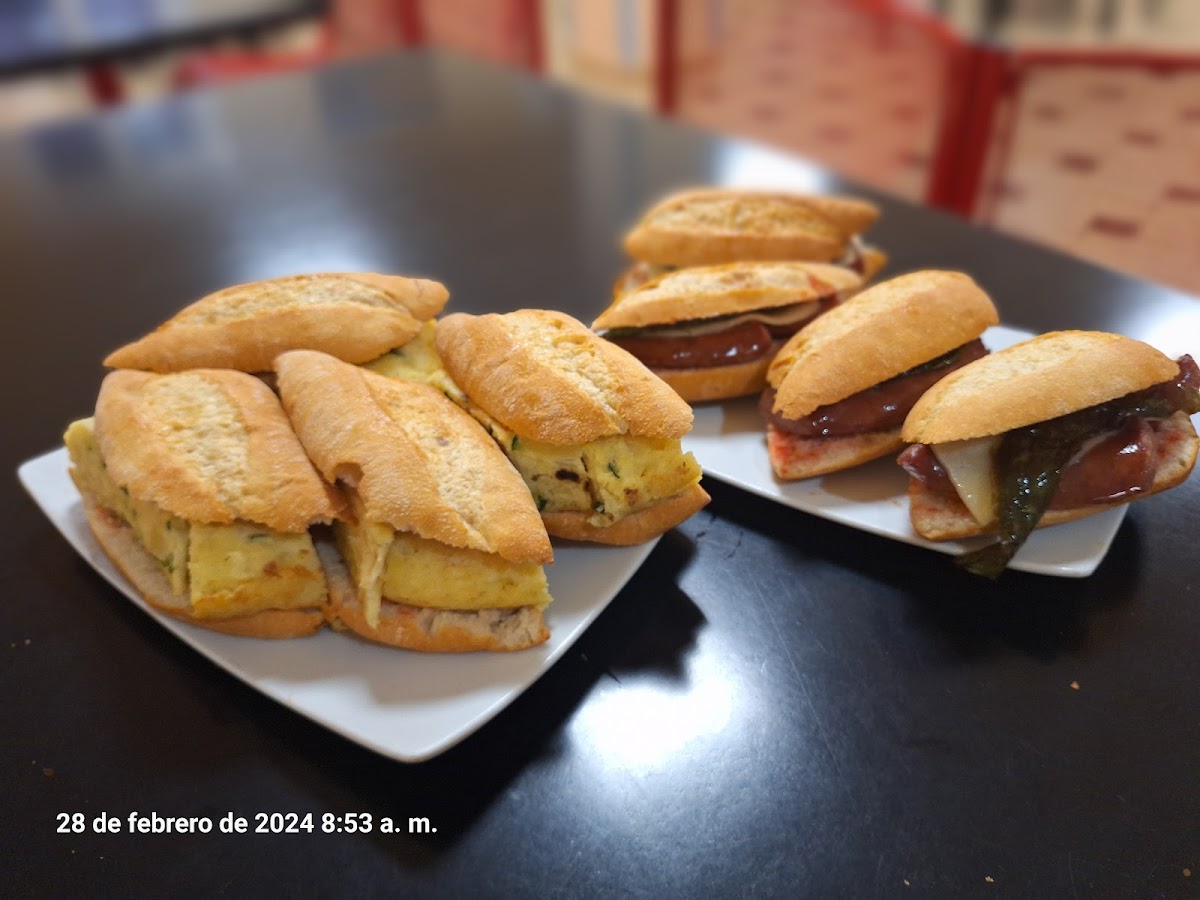 Cafetería Colegio Mayor Ramón Acin - Foto 2