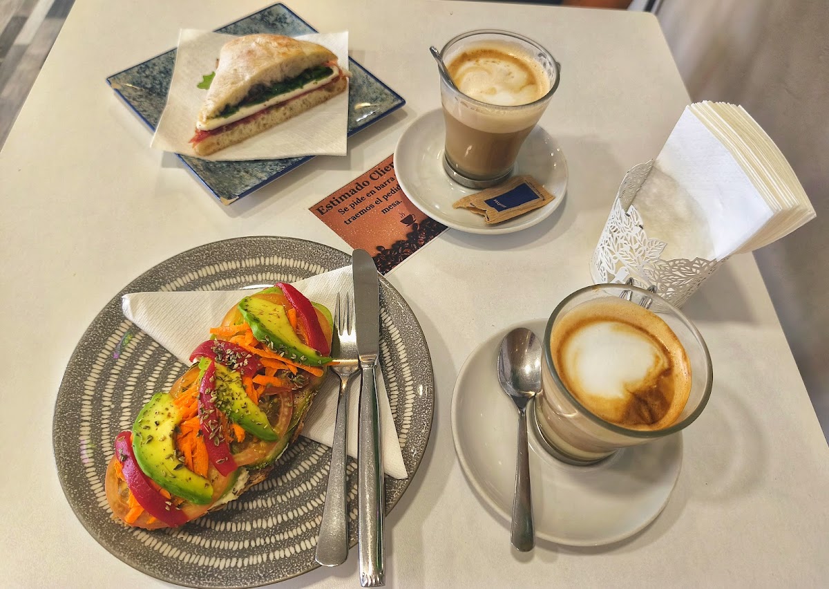 Reina Cafetería - Foto 3