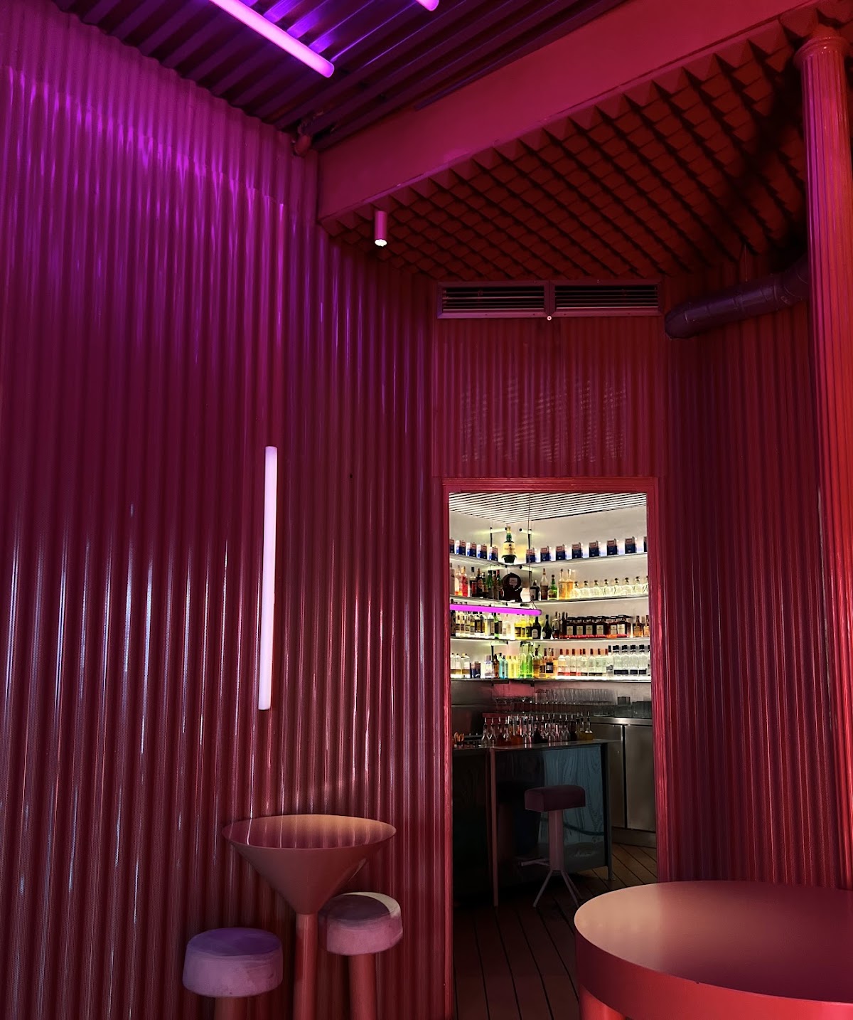 Naked and Famous Cocktail Bar - Foto 3