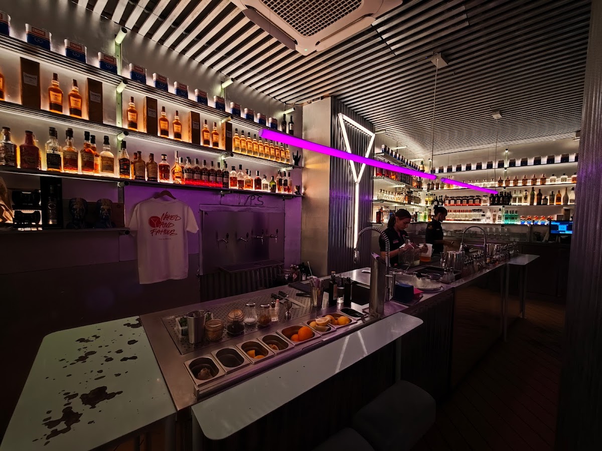 Naked and Famous Cocktail Bar - Foto 5