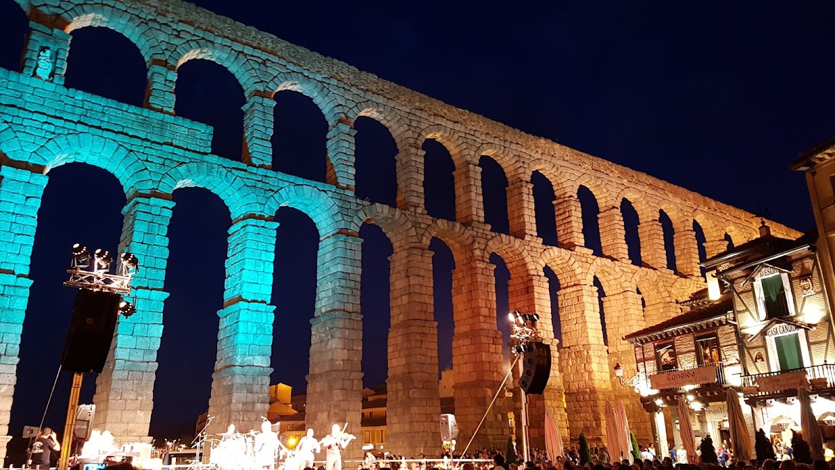 entreacebedas alojamientos con jardín, chimenea y barbacoa. Familias, amigos o grupos de trabajo. A 1 hora de Madrid. - Foto 1