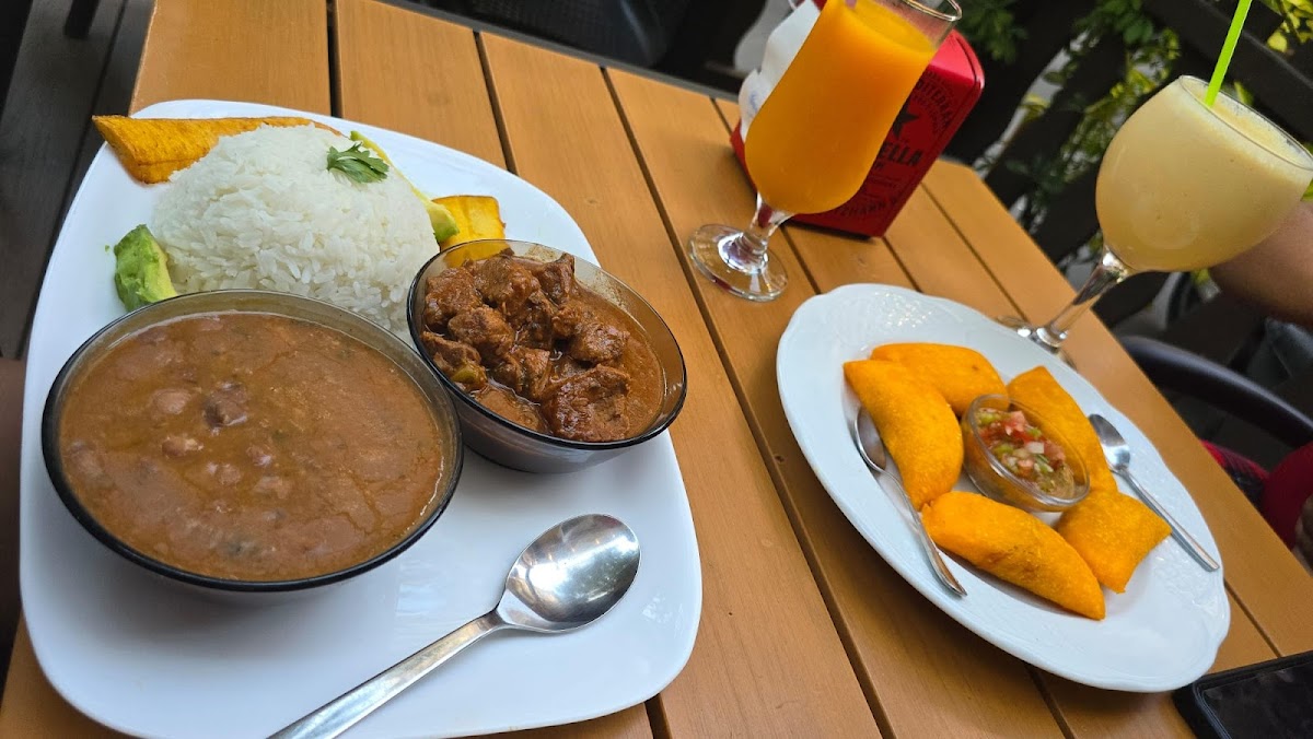 Yake's Cafetería Restaurante - Foto 3