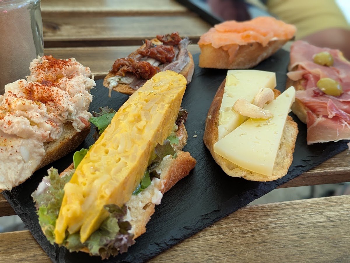 Mientras Tanto - restobar • tapas • drinks - Foto 3