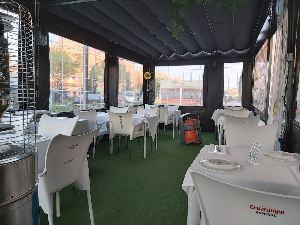 Radhuni Indian Restaurant - Foto 1